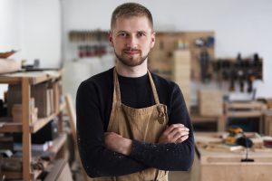 jeune-homme-travaillant-dans-atelier-gravure-bois