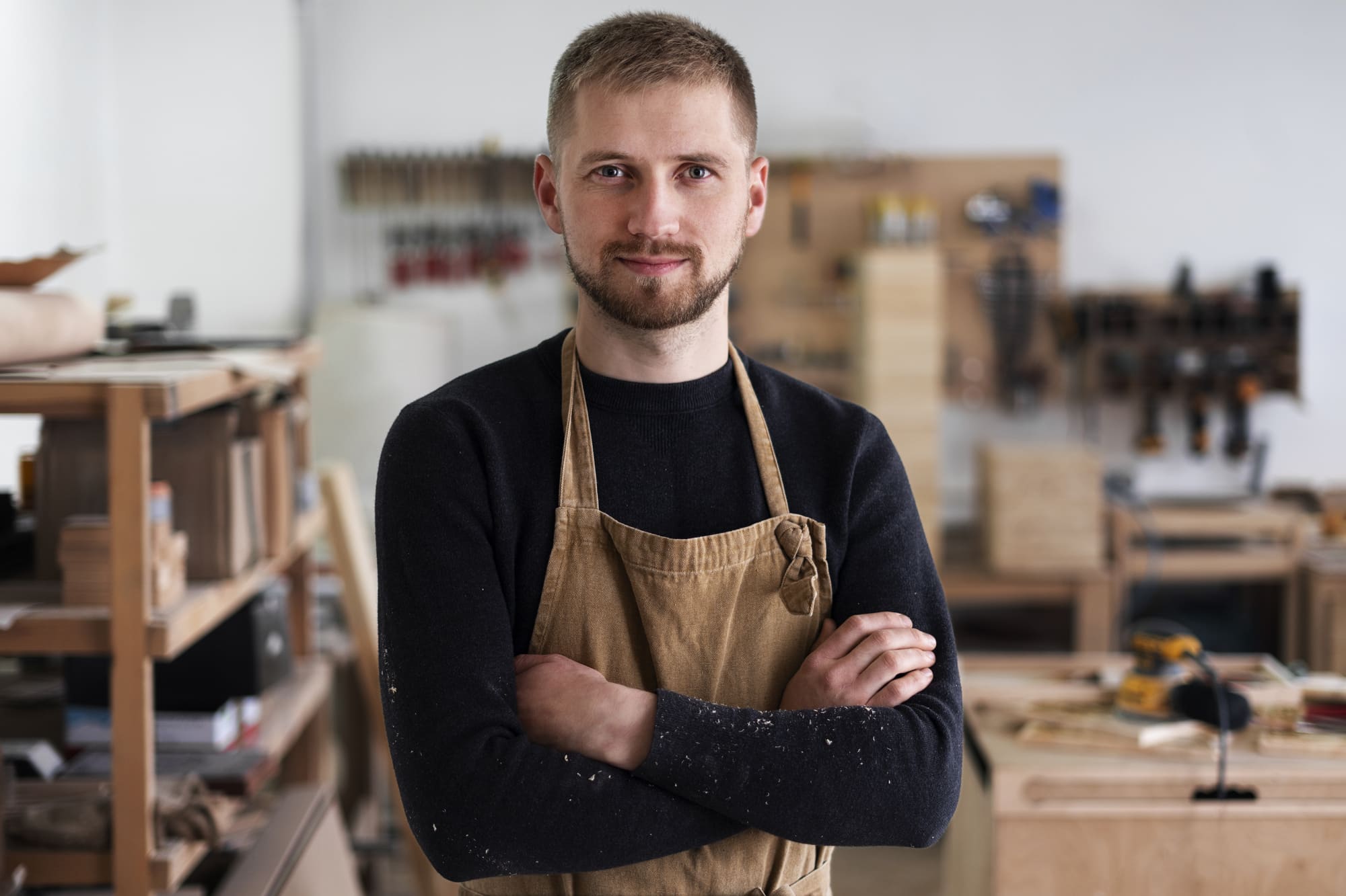jeune-homme-travaillant-dans-atelier-gravure-bois
